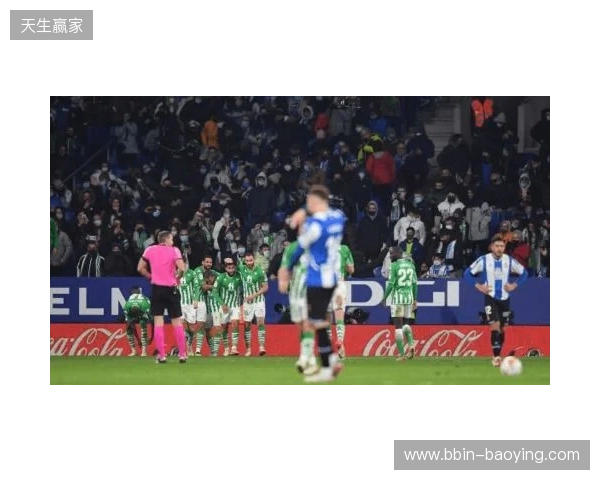 西班牙名嘴:维尼在替补席发笑不职业,在哪都该被开除 西班牙名嘴:维尼在替补席发笑不职业,在哪都该被开除