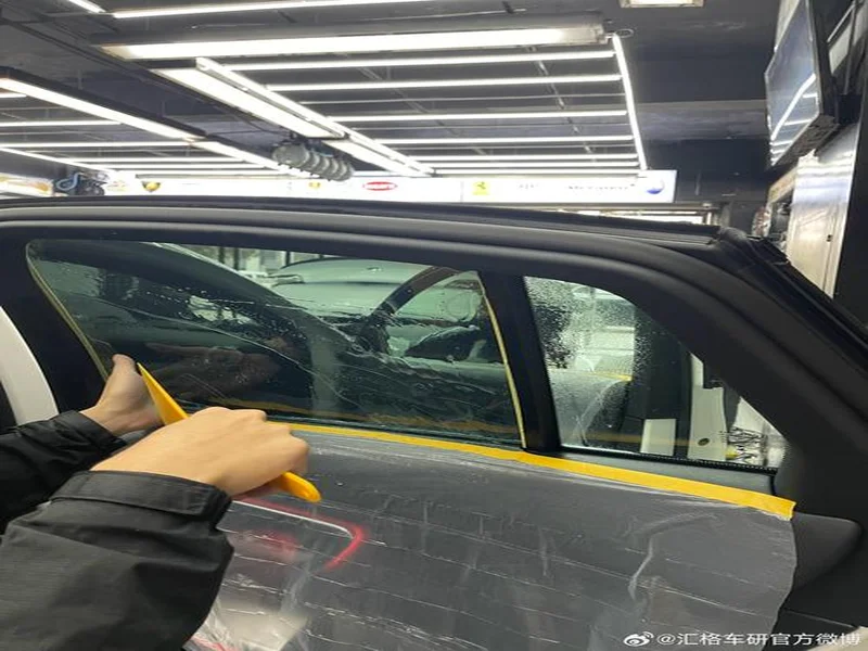 穆德里克因车窗贴膜颜色过深被拦下后，被发现禁驾期内驾驶