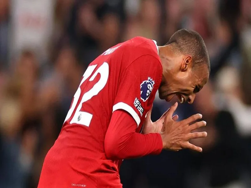 剑南春|利物浦2-1九人热刺,西蒙斯直红,伊萨克破门后伤退